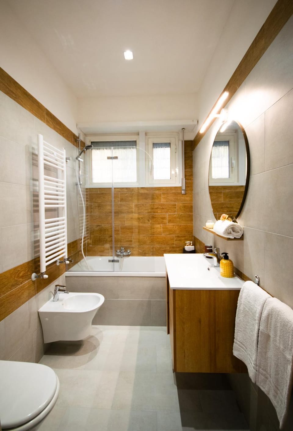 Shower, Toilet, Bathroom, Bath, bidet, towels