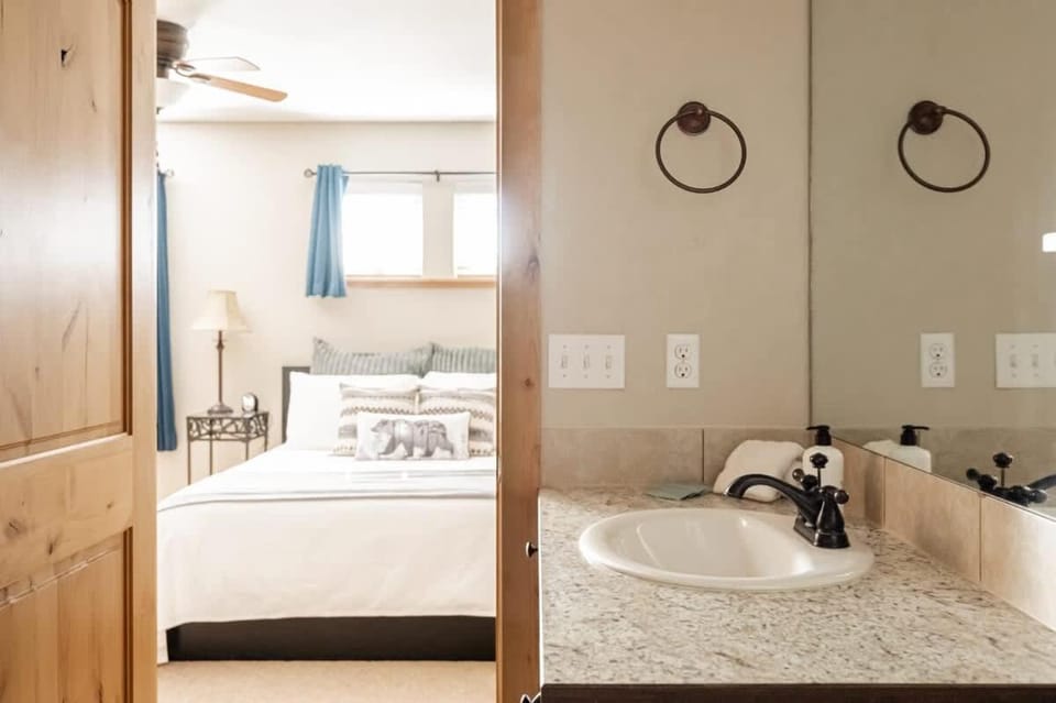 Alluring Rocky MTN Getaway - Free Parking - Fraser House in Fraser