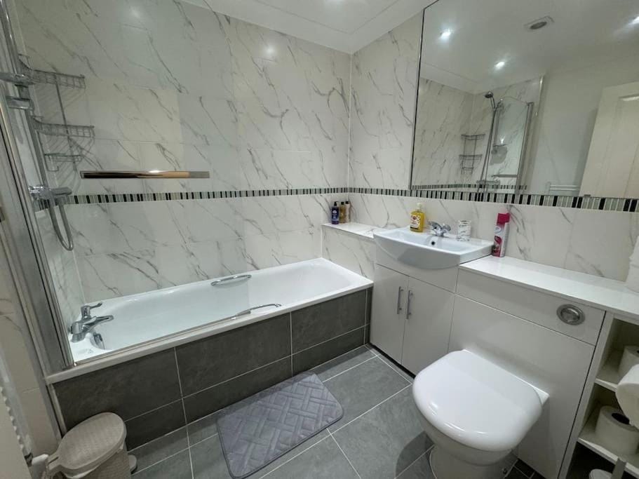 2 bedroom, Parking, Hounslow St Apartment in Isleworth