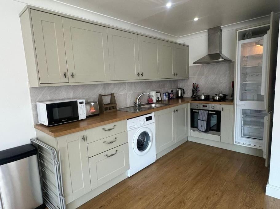 2 bedroom, Parking, Hounslow St Apartment in Isleworth