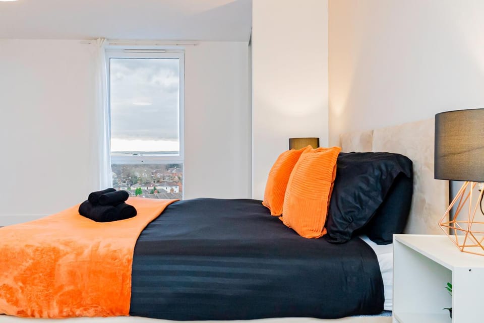 Bed, TV and multimedia, Living room, Photo of the whole room, Seating area, Bedroom, Lake view, River view