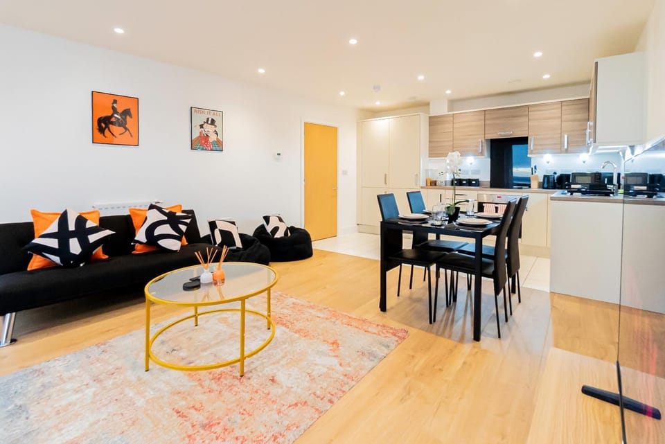 Kitchen or kitchenette, Living room, Seating area, Dining area, minibar, oven, pet friendly, stove