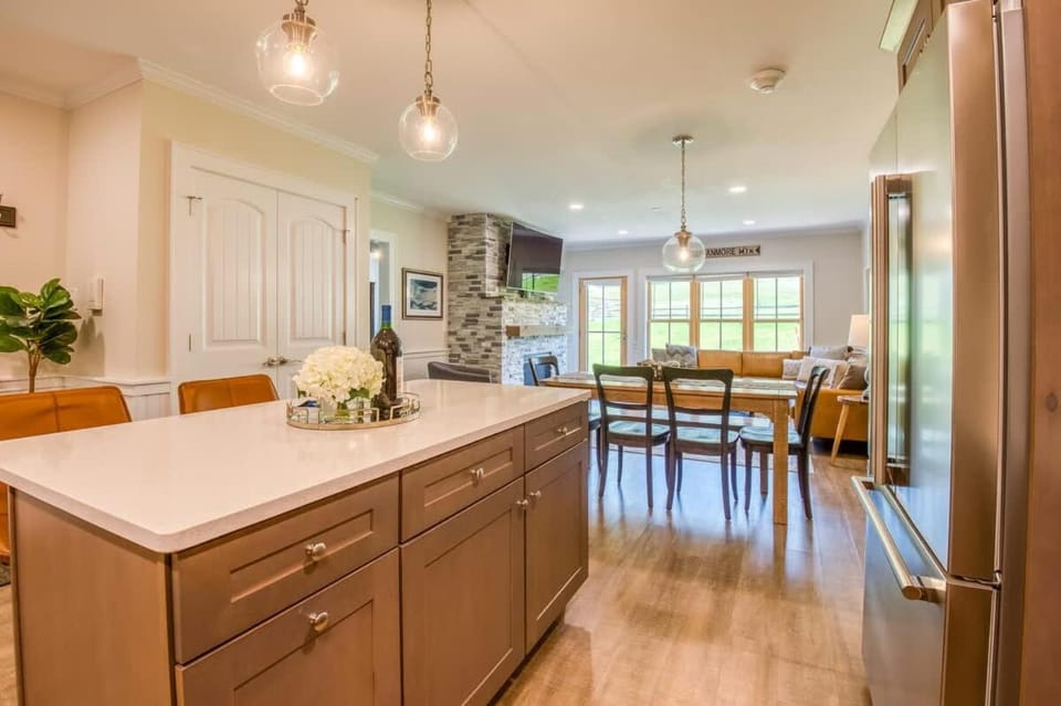 True Upscale Ski In & Out Condo with Pool & Hot Tub House in North Conway