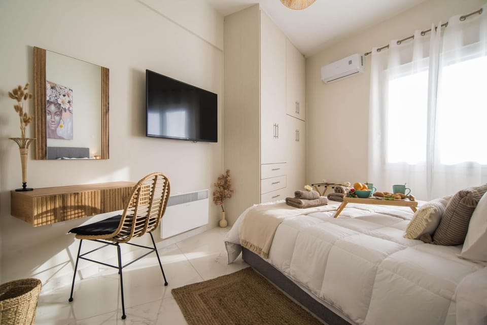 Bed, TV and multimedia, Bedroom, wardrobe, air conditioner
