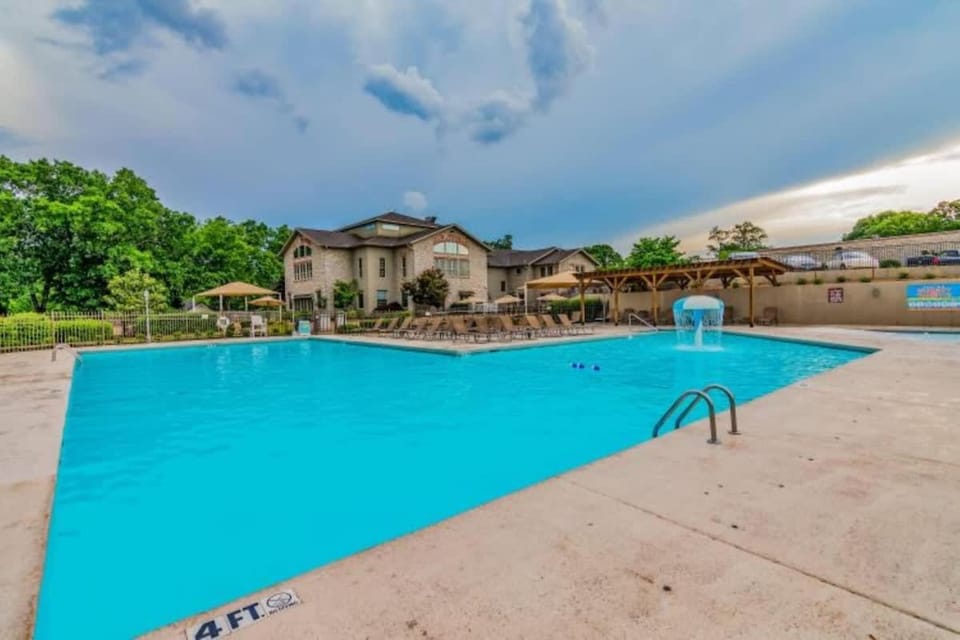 The Capital Indoor Outdoor Pool Hot tub & More House in Branson