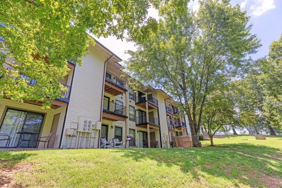 The Capital Indoor Outdoor Pool Hot tub & More House in Branson