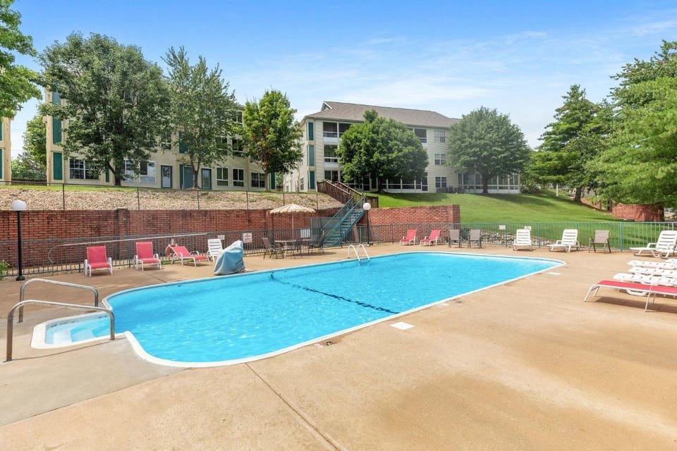 Little House on the 12th Hole - Luxury Golf Condo House in Branson