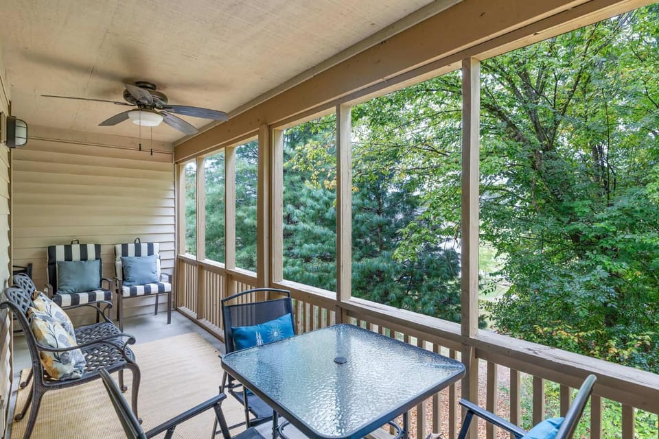 2 Bd 2 Bath Indoor Outdoor Pool Hot tub House in Branson