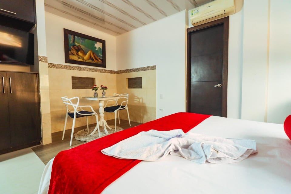 Bed, TV and multimedia, Living room, Photo of the whole room, Seating area, Dining area, Bedroom, towels, air conditioner