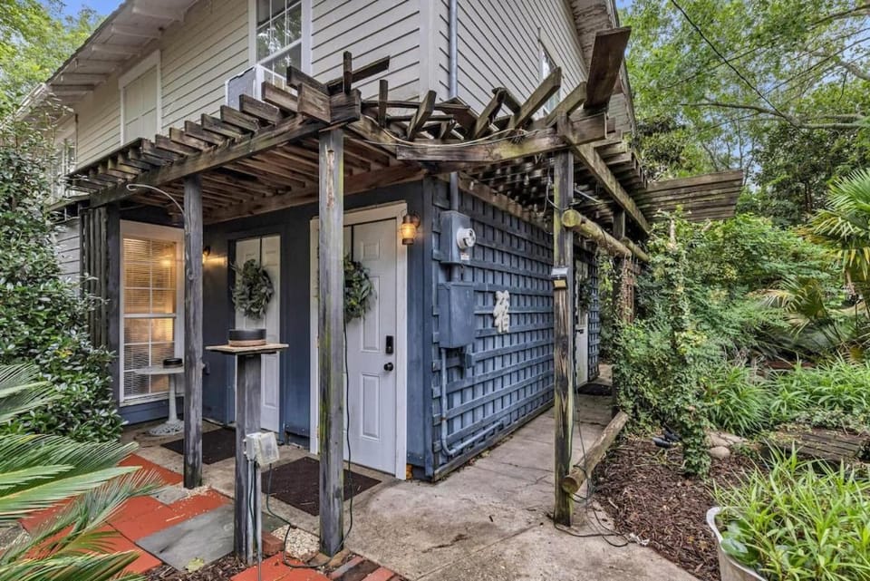 Bare Feet Bunkhouse-Close to beach & dog friendly Apartment in Gulfport