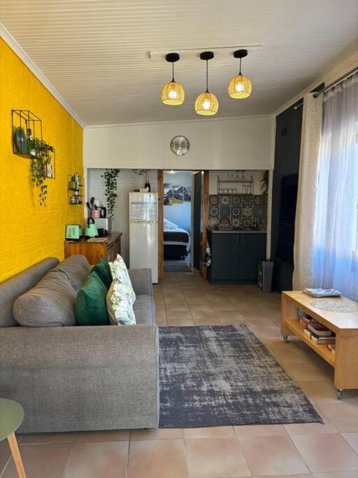 Mountain Views, beach walks, heart of old village Apartment in Cape Town