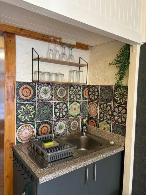 Mountain Views, beach walks, heart of old village Apartment in Cape Town