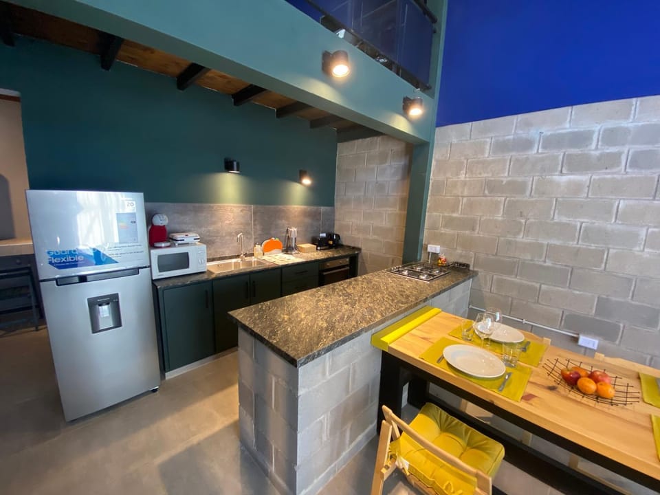 Kitchen or kitchenette, Dining area, minibar, oven, stove, toaster