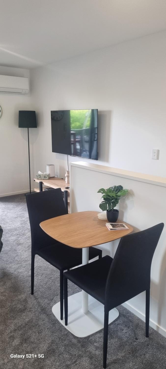 TV and multimedia, Seating area, Dining area
