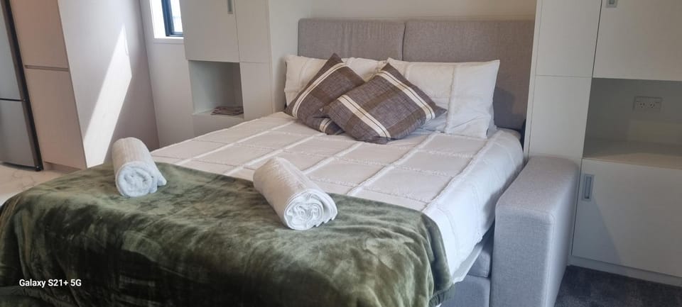 Bed, towels