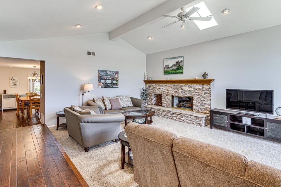 3 Mi to Huntington State Beach: Home w/ Backyard! House in Huntington Beach