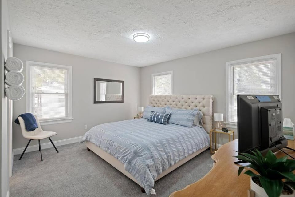 Bed, TV and multimedia, Photo of the whole room, Bedroom, towels