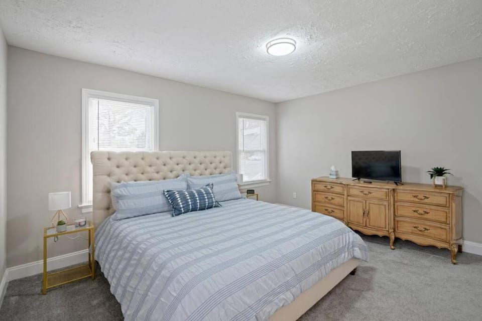 Bed, TV and multimedia, Photo of the whole room, Bedroom