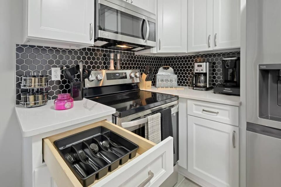 Coffee/tea facilities, Kitchen or kitchenette, microwave, oven, stove