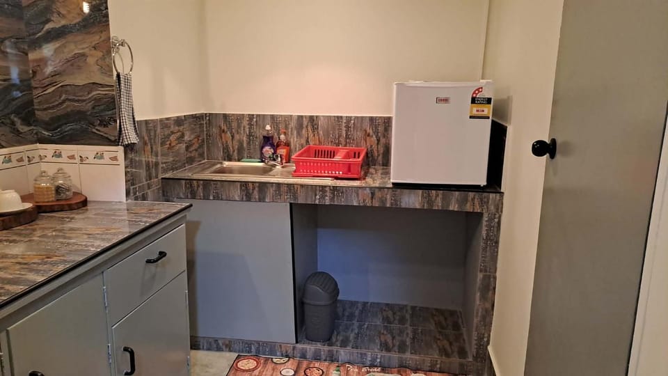 Kitchen or kitchenette, minibar