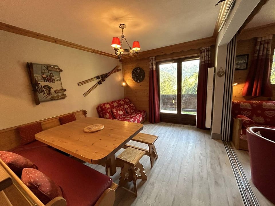 Charmant Appartement Méribel - 2 Pièces, Cabine, Balcon Sud, Casier à Skis - FR-1-355-266 Cabin in Les Allues