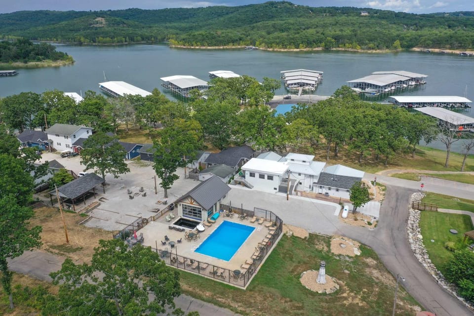 Wake Zone Lighthouse Lodge - Lake Views House in Kimberling City