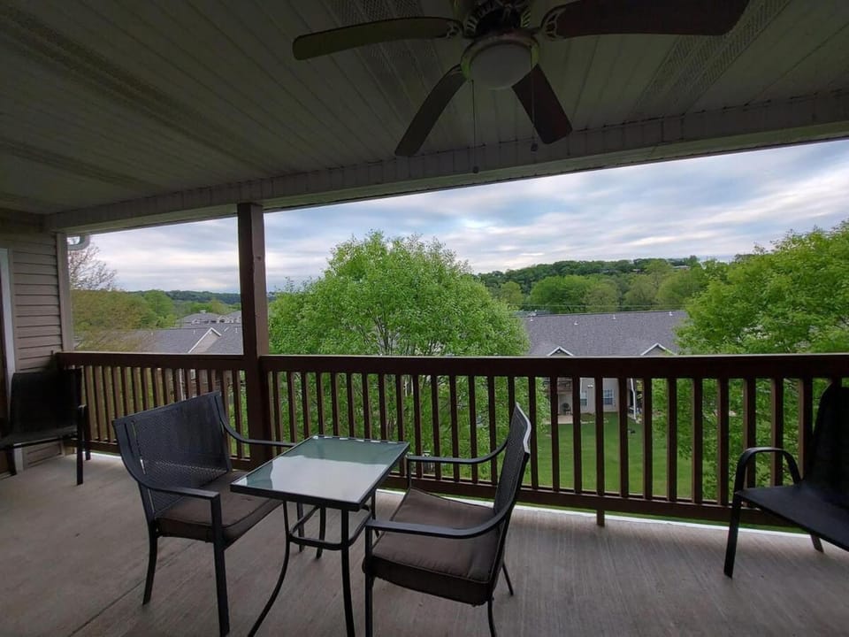 Placid Place Walk to Marina Fishing House in Branson