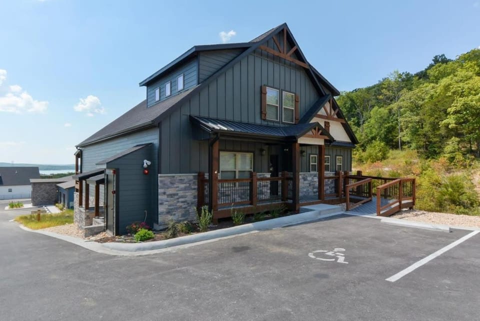 Journey's Remedy -Lake View Sleeps 30 House in Branson