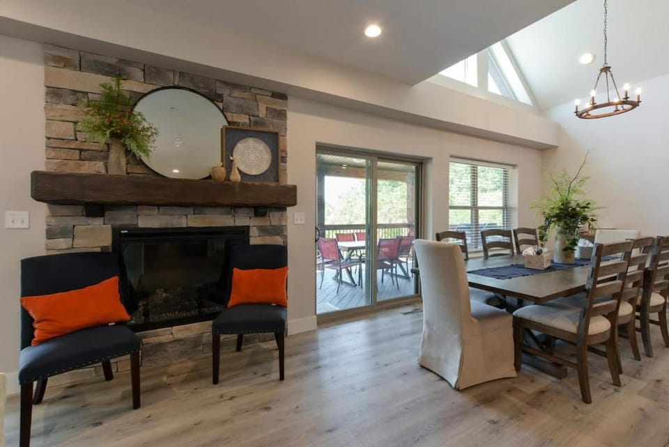 Journey's Remedy -Lake View Sleeps 30 House in Branson