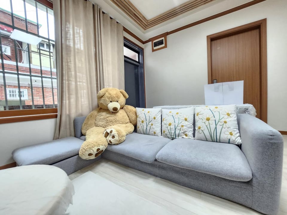 Communal lounge/ TV room, Living room, Seating area