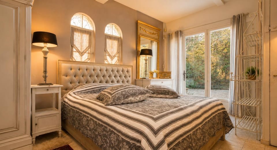Bed, Photo of the whole room, Bedroom, towels