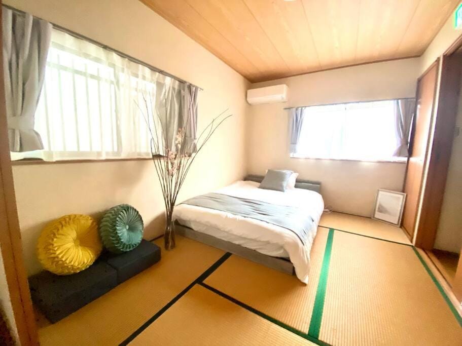 Bed, Living room, Photo of the whole room, Seating area, Bedroom
