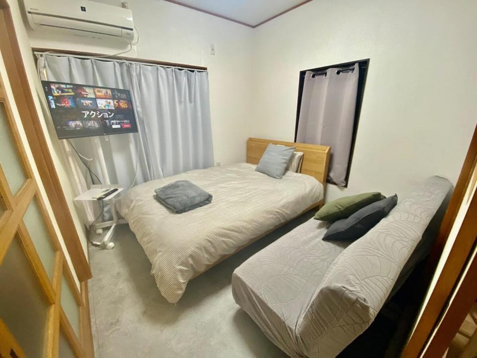 Bed, TV and multimedia, Living room, Photo of the whole room, Seating area, Bedroom, air conditioner