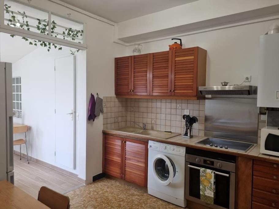 Kitchen or kitchenette, oven, stove, toaster, washing machine