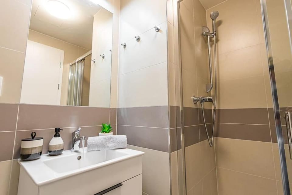 Shower, towels
