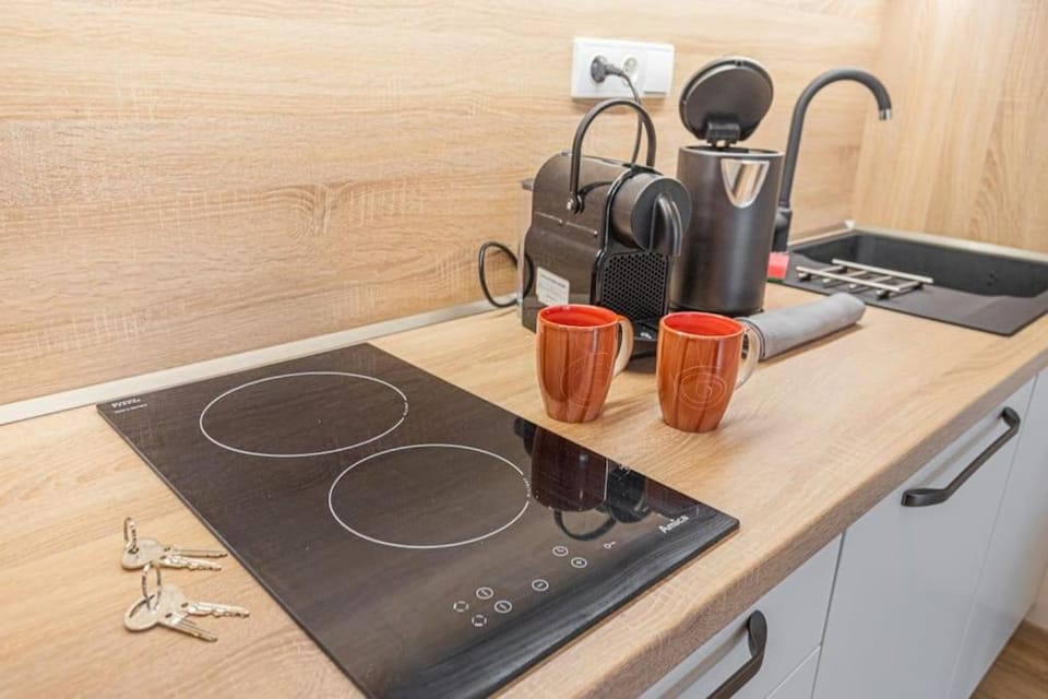 Coffee/tea facilities, Kitchen or kitchenette, stove