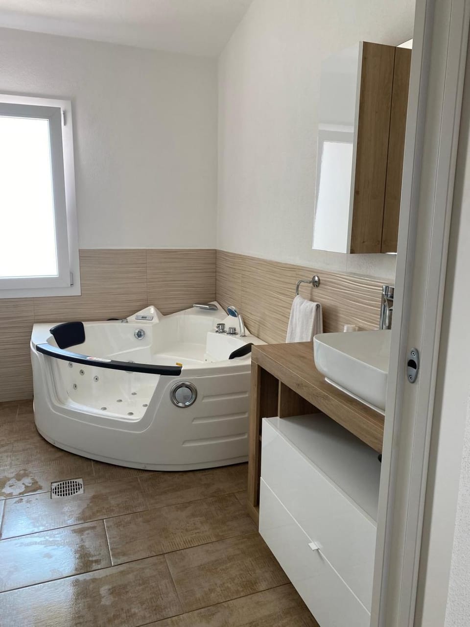 Hot Tub, Bath