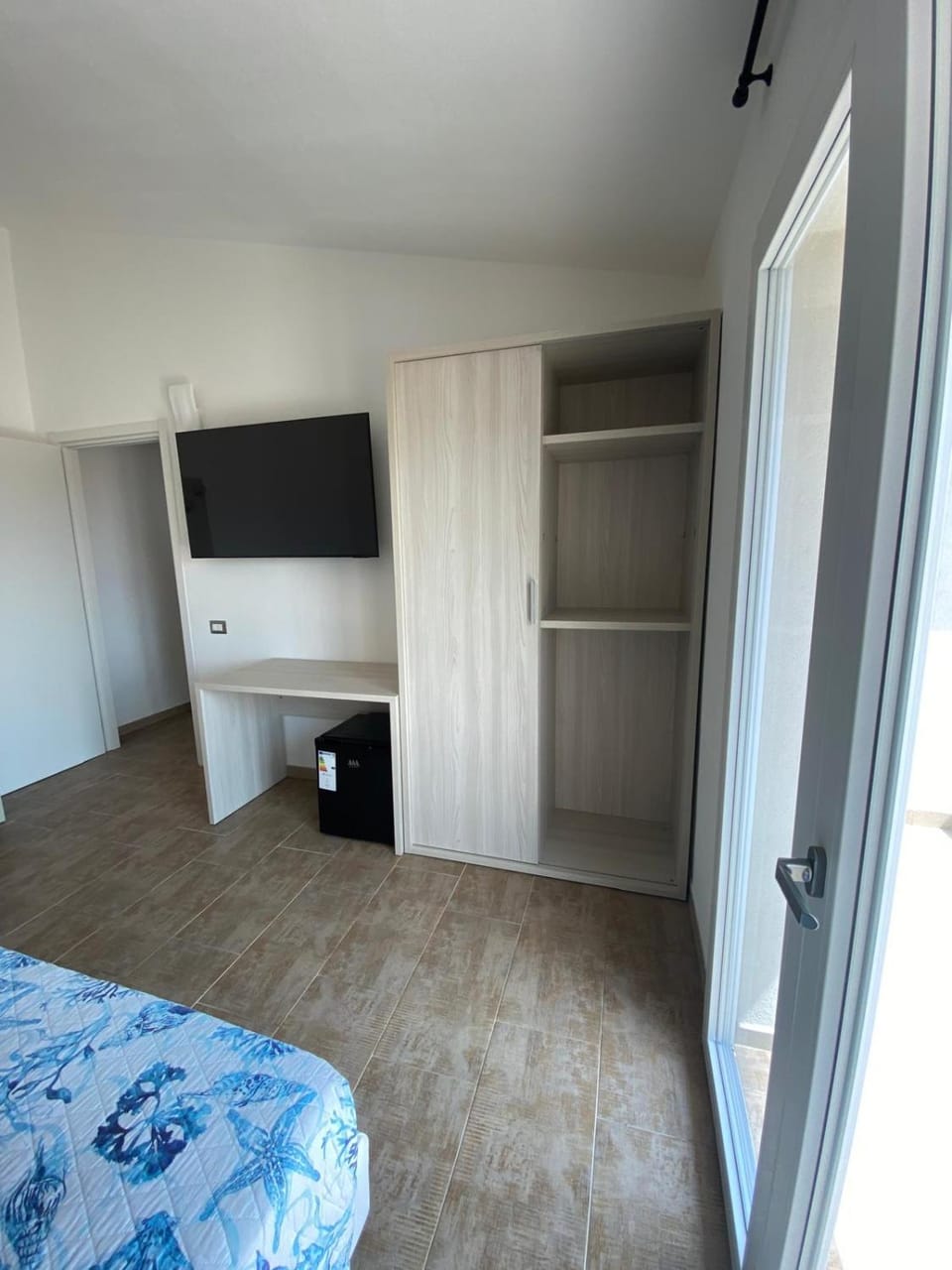 Bed, TV and multimedia, Photo of the whole room, Bedroom