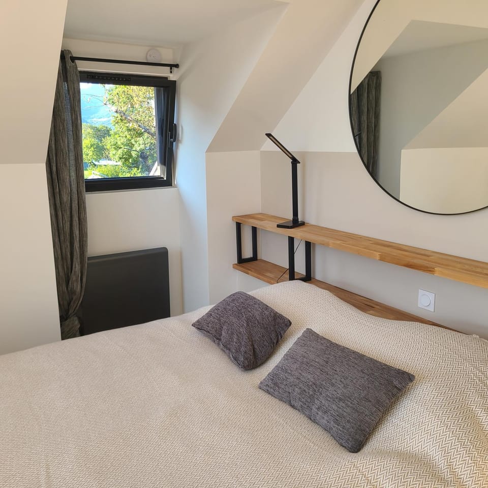 Bed, Photo of the whole room