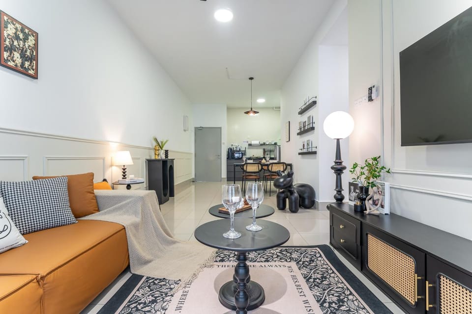 TV and multimedia, Kitchen or kitchenette, Living room, Seating area, Dining area