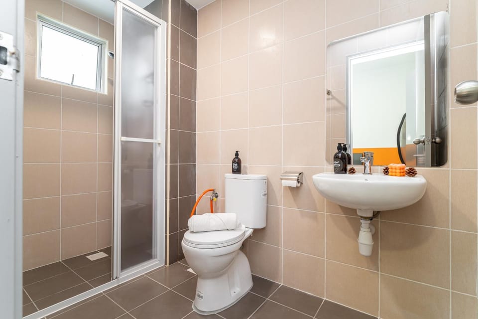 Shower, Toilet, Bathroom, bidet, towels