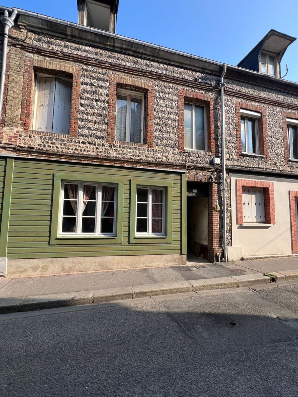 Restaurant/places to eat, Neighbourhood, Street view, pet friendly