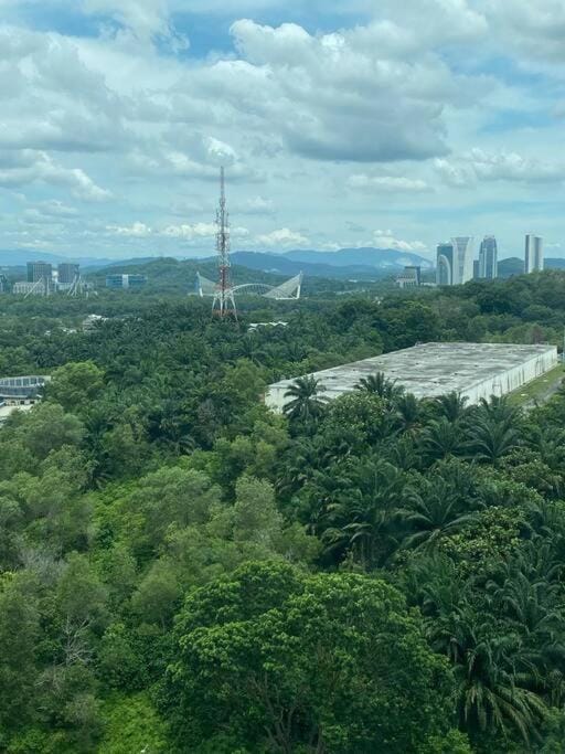 Cozy Shaftsbury high floor king bed free parkin wifi and netflix 1311 Apartment in Putrajaya