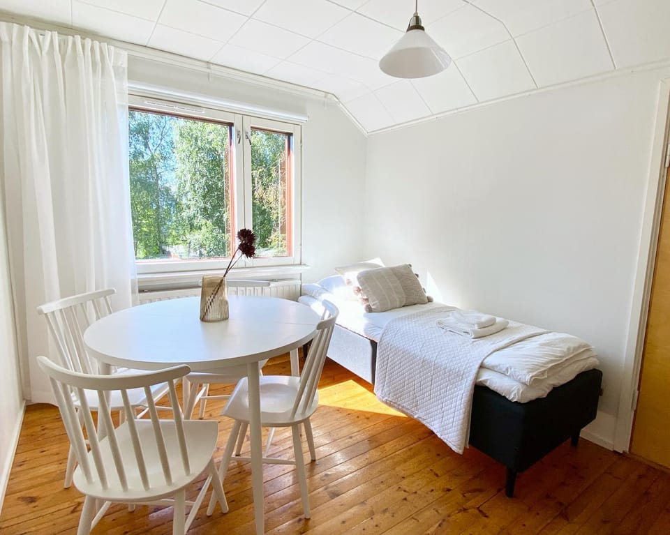 Bed, Dining area, kitchen