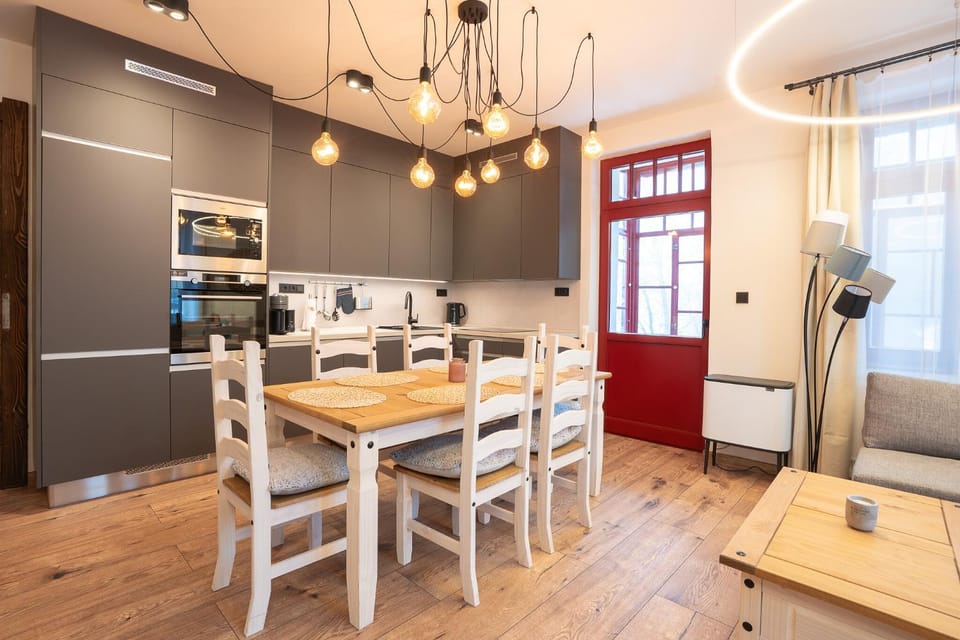 Coffee/tea facilities, Kitchen or kitchenette, Seating area, Dining area, stove