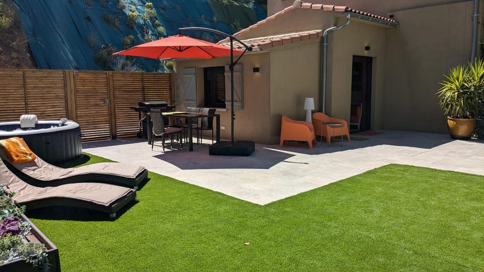 Property building, Day, Garden view, sunbed