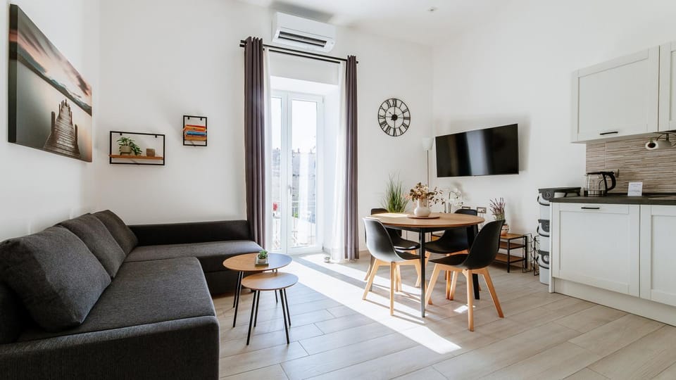 Kitchen or kitchenette, Living room, Seating area, kitchen