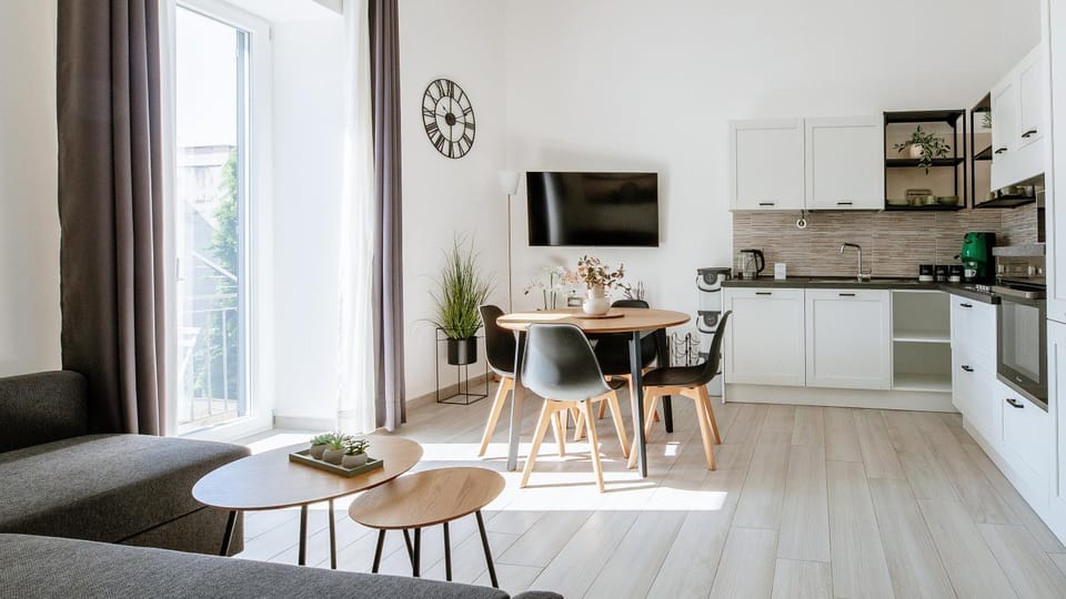 Day, Living room, Seating area, Dining area, kitchen