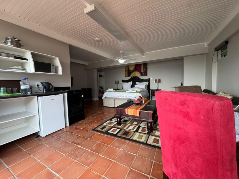 Kitchen or kitchenette, Seating area, Bedroom