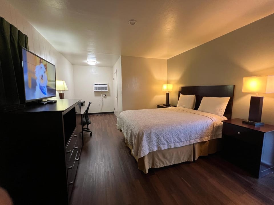 Bed, TV and multimedia, Photo of the whole room, Bedroom